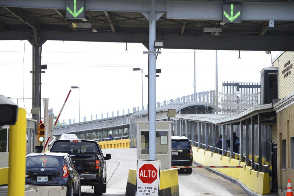 Automovilistas pagan su cuota en el Puente Internacional Gateway, el 6 de marzo de 2023, en Brownsville, Texas, para cruzar a Matamoros, México. (Miguel Roberts/The Brownsville Herald vía AP, archivo)