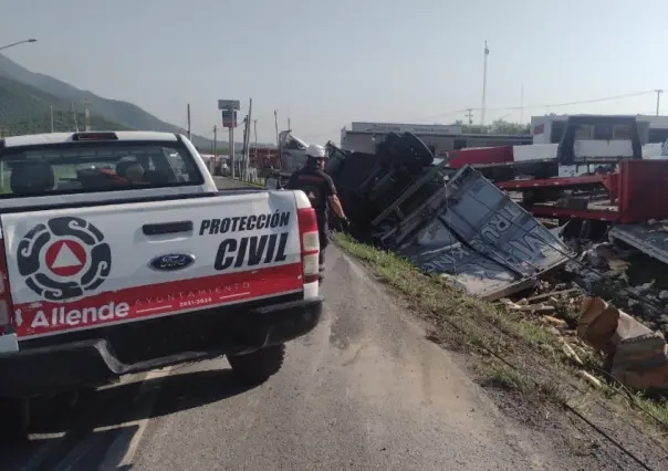 Volcadura de tráiler de pollo causa rapiña en Allende