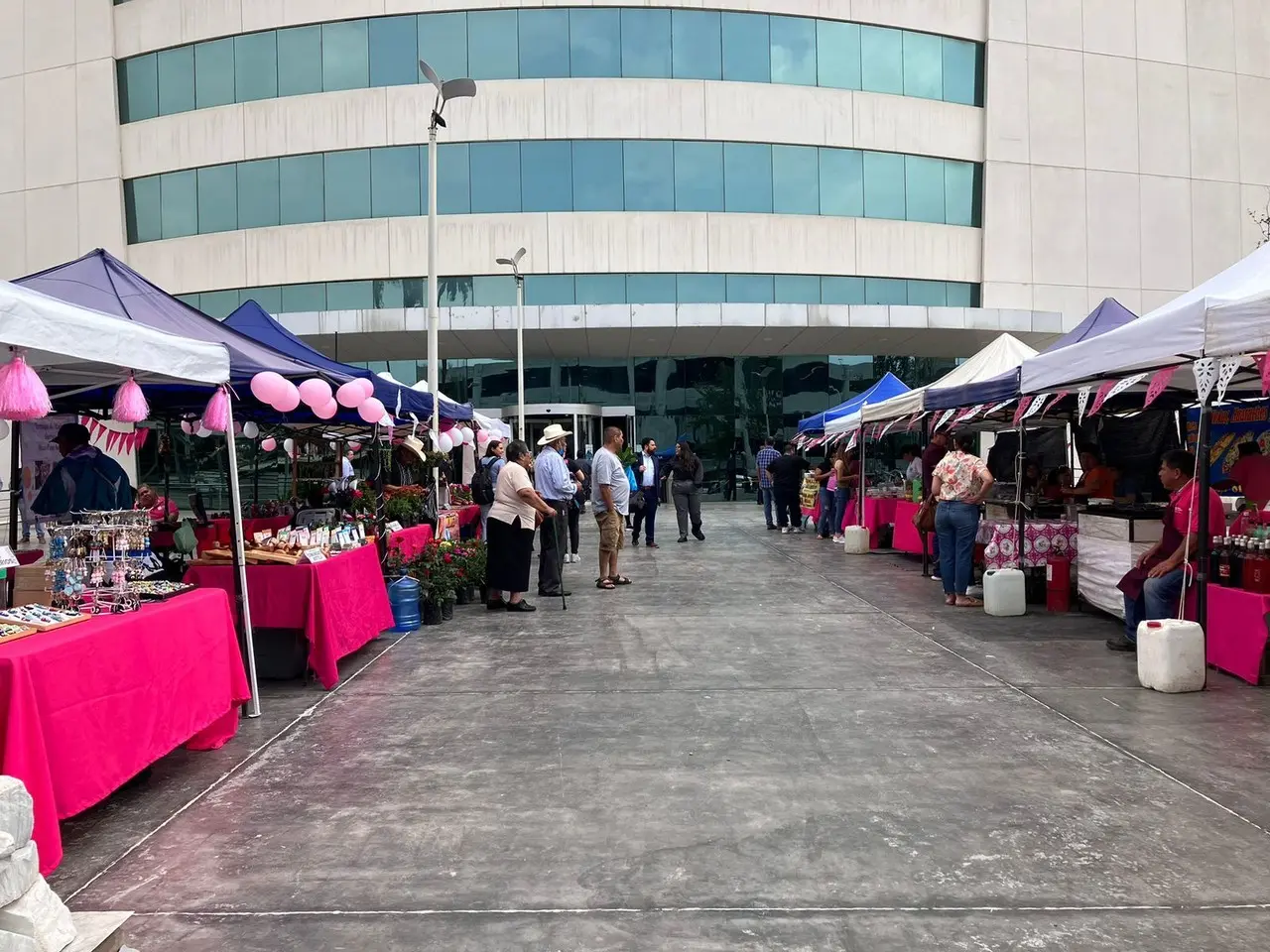 Desde el año pasado, la explanada de Pabellón Ciudadano al menos dos veces al mes alberga este ya tradicional espacio comercial. Fotos: Carolina León