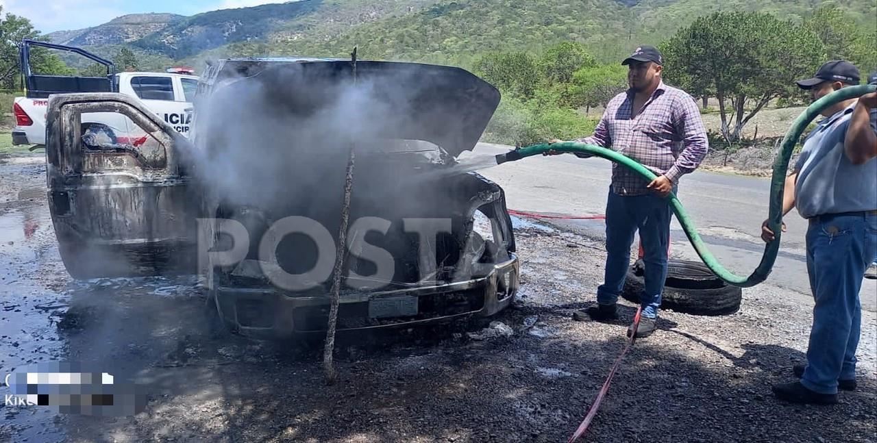 Según los custodios, repentinamente comenzó a salir fuego del motor, donde intentaron sofocarlo, pero no lo lograron. Foto: Especial/ PostaMX