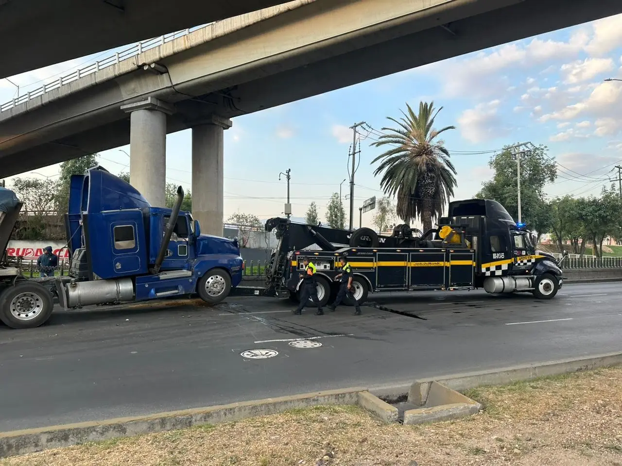 Chocan trailer y camión abarrotero en Periférico afectando movilidad