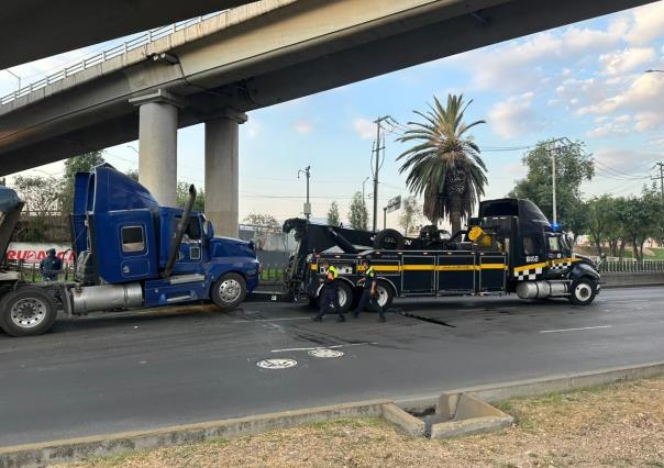 Chocan trailer y camión abarrotero en Periférico afectando movilidad