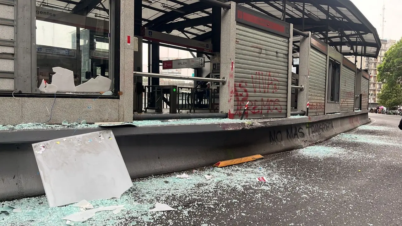 Protesta en Insurgentes causa destrozos en estación de Metrobús. Foto: Ramón Ramírez