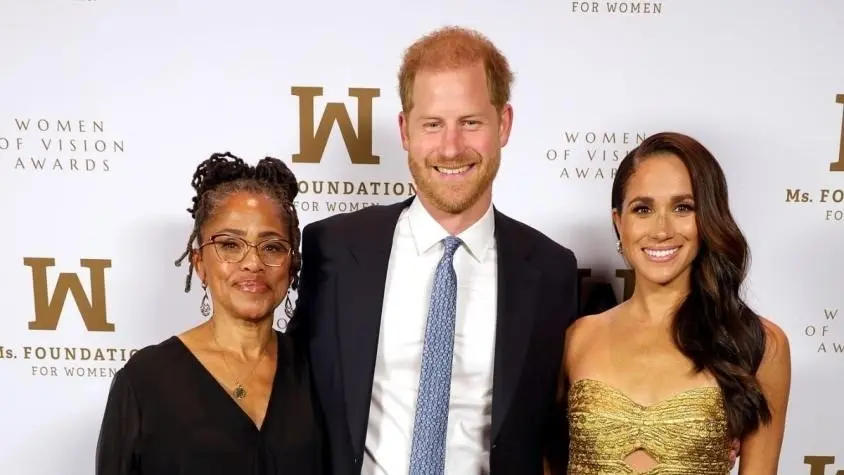 El duque y la duquesa de Sussex, viajaban con la madre de Markle, Doria Ragland, fueron perseguidos por los fotógrafos después de salir del Teatro Ziegfeld. Foto: AP.