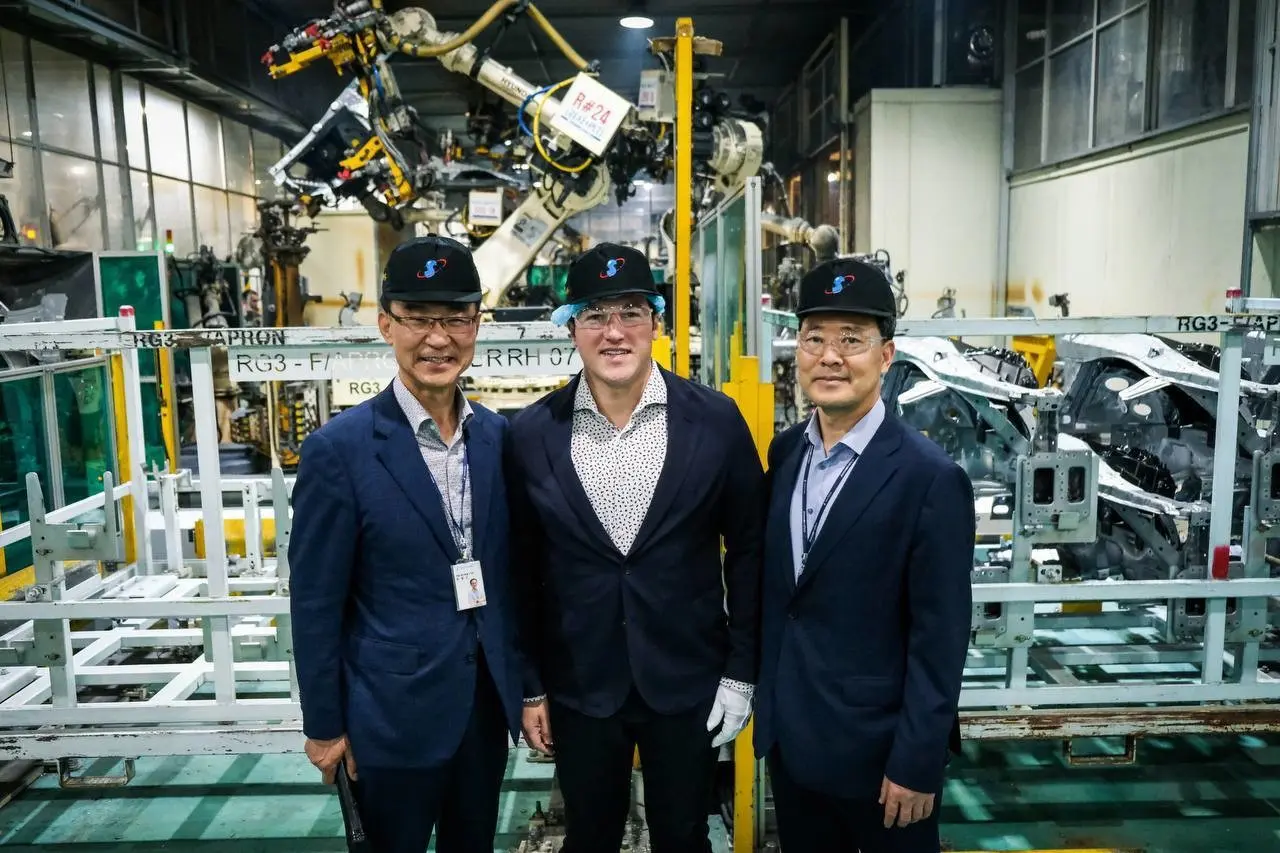 El gobernador de Nuevo León, Samuel García Sepúlveda, visitó la empresa Sungwoo Hitech, que tiene como proyecto los autos de hidrógeno. Foto: Gobierno de Nuevo León