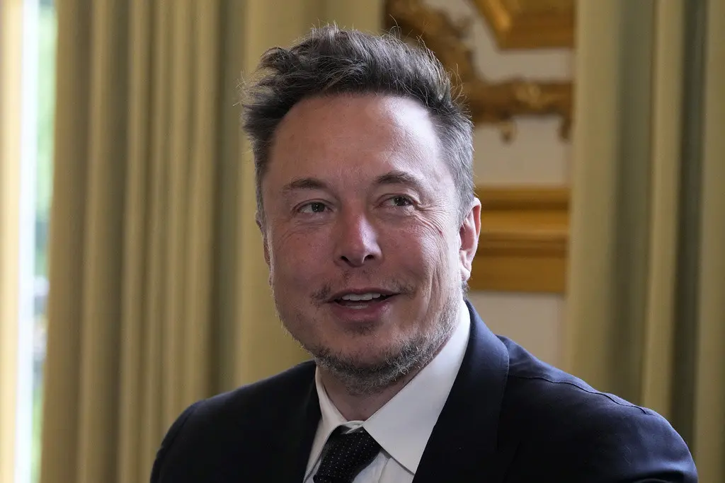 Elon Musk antes de una reunión con el presidente francés Emmanuel Macron, el 15 de mayo de 2023, en el Palacio del Eliseo en París. (AP Foto/Michel Euler, Pool/ Archivo).