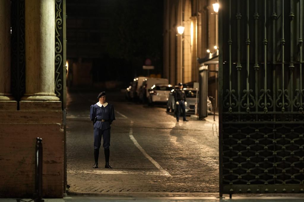Sujeto burla seguridad y entra con todo y auto al Vaticano