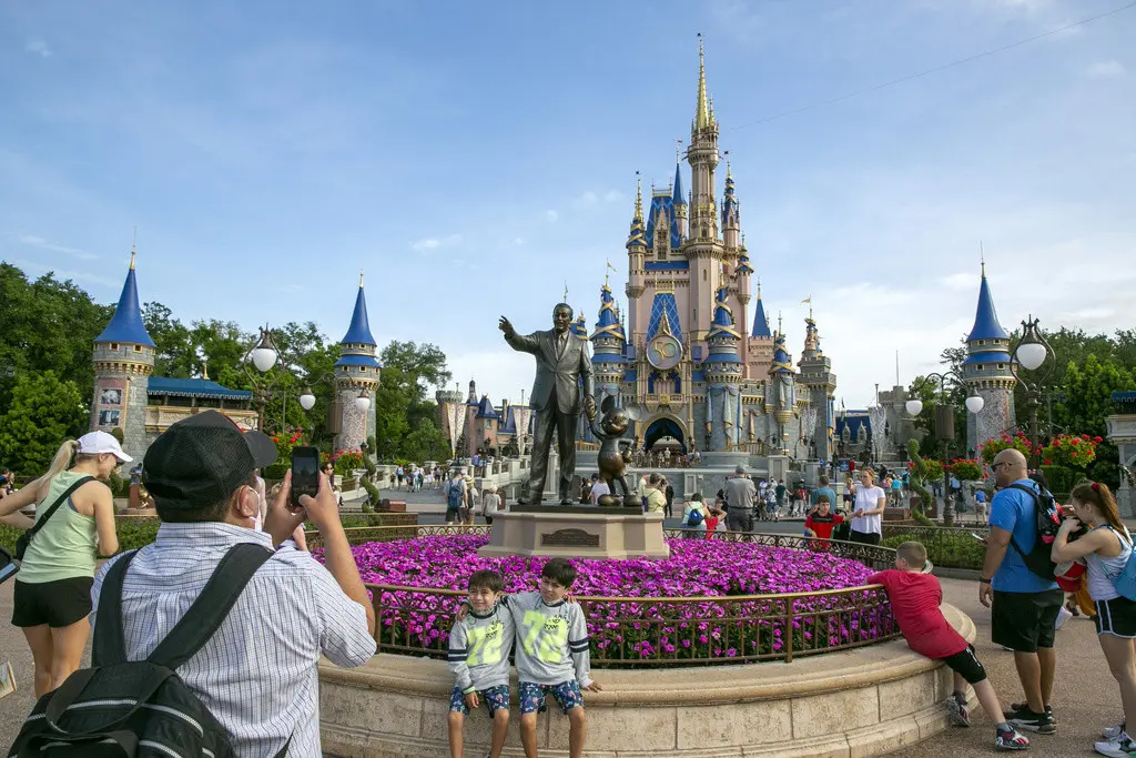 Unas personas visitan el parque de Magic Kingdom en el complejo de Walt Disney World, en Lake Buena Vista, Florida, el 18 de abril de 2022. (AP Foto/Ted Shaffrey, Archivo)