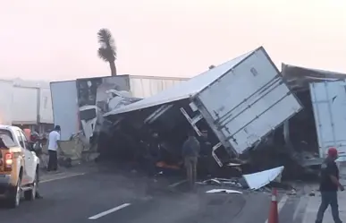 Cierran autopista México-Querétaro por volcadura de un tráiler