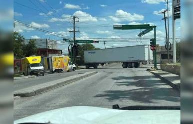 Alertan autoridades por balaceras y bloqueos en Nuevo Laredo