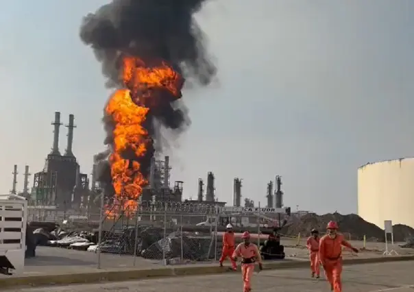 VIDEO: Se incendia refinería de Pemex en Salina Cruz, Oaxaca