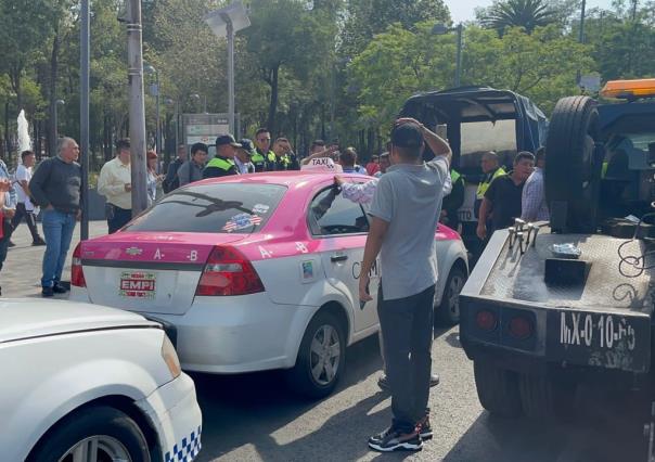 Caos vial en Alameda Central tras infracción a taxi pirata