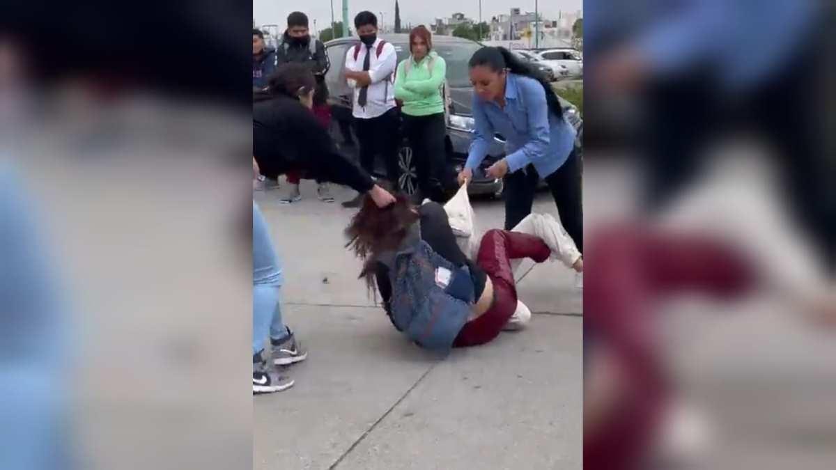 Pelean estudiantes de preparatoria en Ecatepec, son videograbadas y causa indignación en redes sociales. Foto: Captura de pantalla