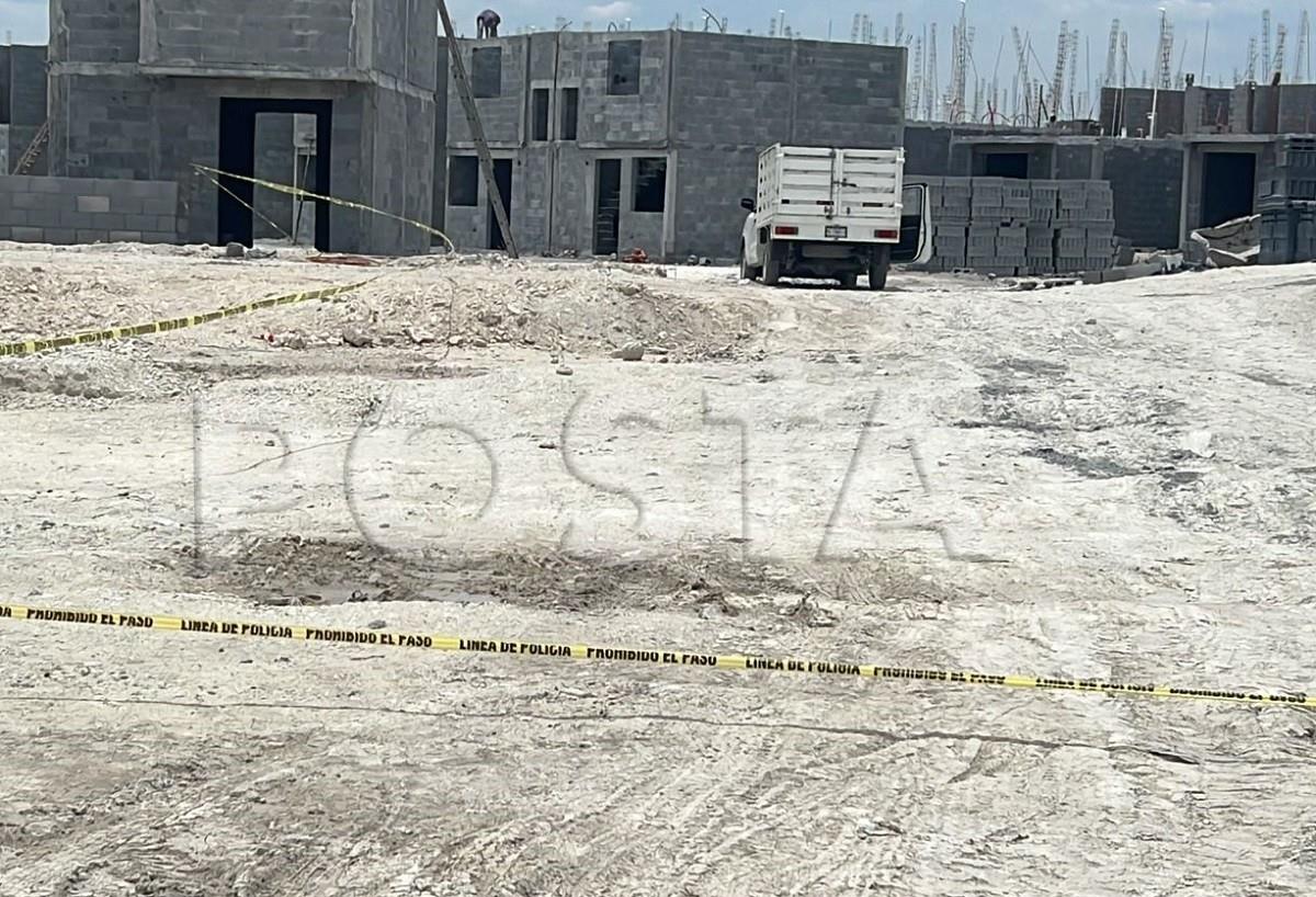 El cuerpo de un hombre encobijado fue encontrado por albañiles en la colonia Valle de Santa Elena, sector San Fernando, del municipio de Zuazua, Nuevo León. Foto: Raymundo Elizalde