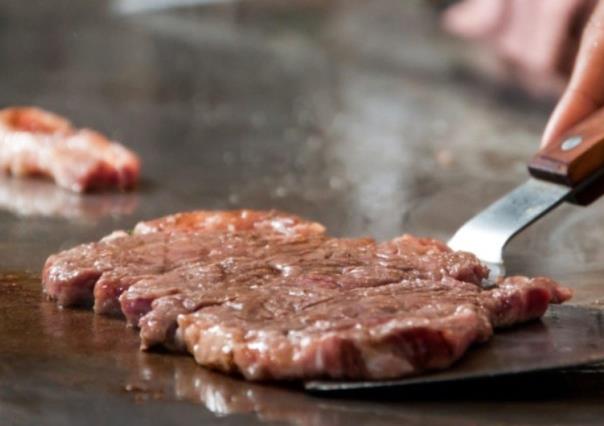 ¡Todo por la carne! Amenaza familia vegana a sus vecinos por cocinar carne