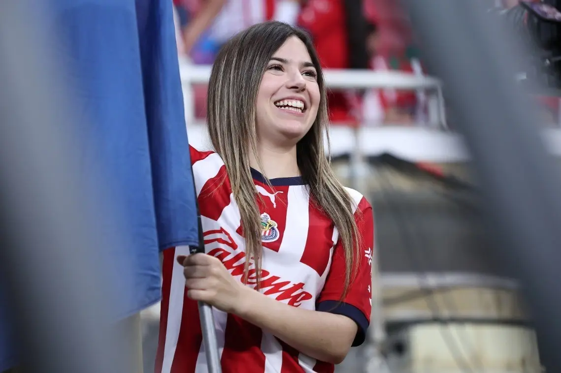 La Rivers ha demostrado en muchas ocasiones su fanatismo por el futbol y más por el equipo Chivas. Foto: Chivas.