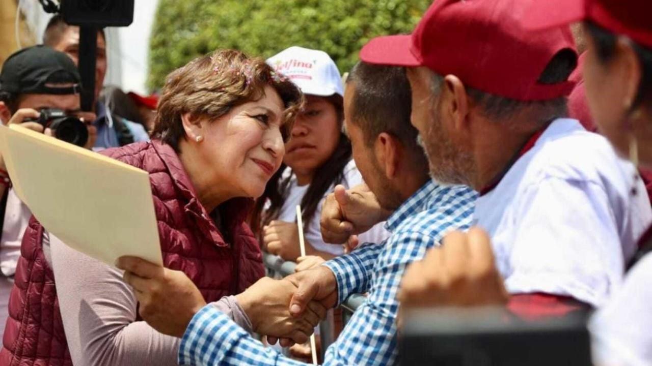 Delfina Gómez, candidata a gobernadora del Estado de México por MORENA, PT y PVEM, reiteró en Zacaulpan que es urgente dar mantenimiento a las carreteras de los municipios del sur de la entidad. Foto: Cortesía