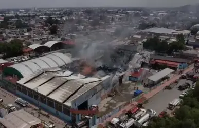 Arde en llamas fábrica de pinturas en Ecatepec