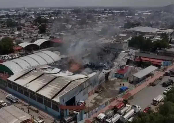 Arde en llamas fábrica de pinturas en Ecatepec