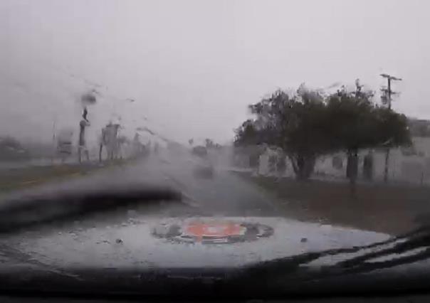 Corriente arrastra a vehículos en Guadalupe