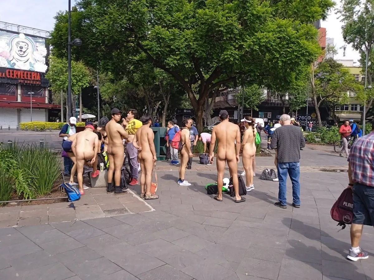 Un grupo de personas realiza una movilización pacífica al desnudo en la Ciudad de México. Foto: Ramón Ramírez