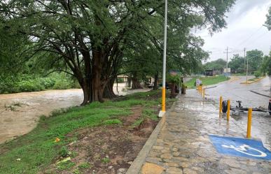 Lluvias en área metropolitana dejan vehículos varados y un menor rescatado