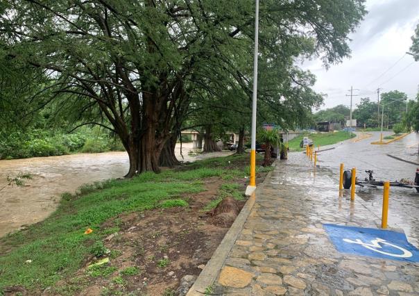 Lluvias en área metropolitana dejan vehículos varados y un menor rescatado