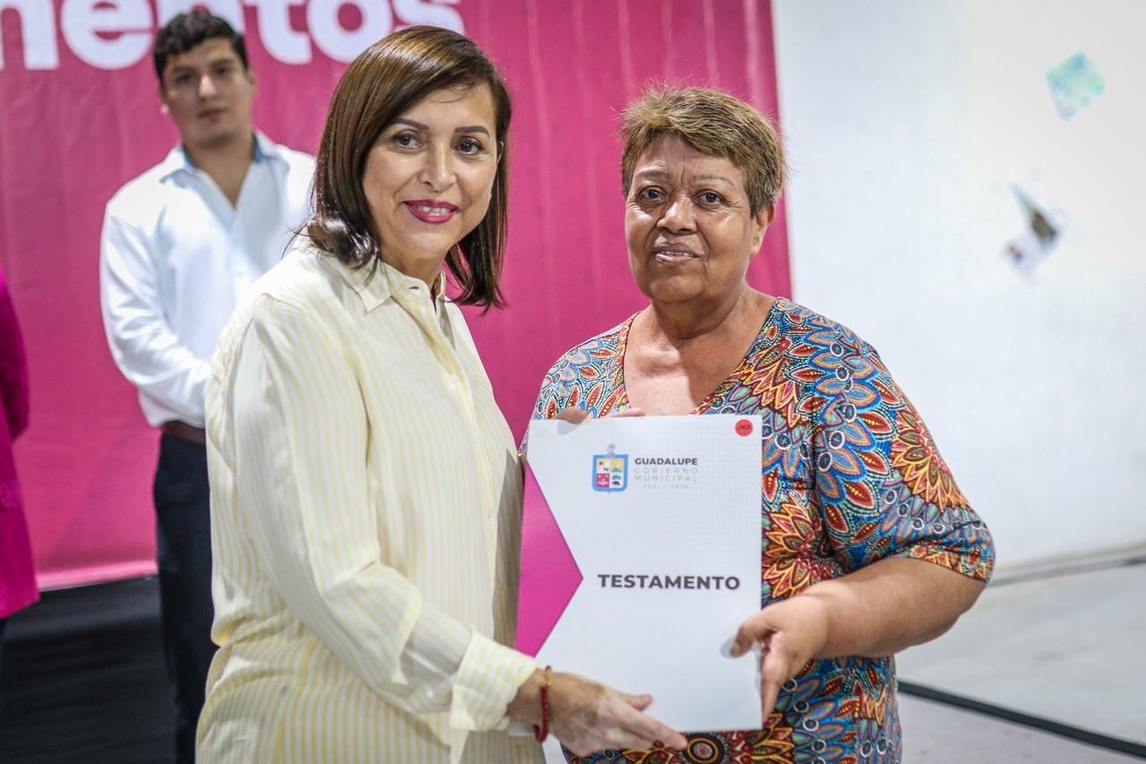 Entrega Crisitina Díaz mil 200 testamentos a familias de Guadalupe