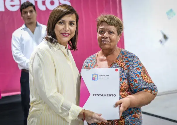 Entrega Crisitina Díaz mil 200 testamentos a familias de Guadalupe