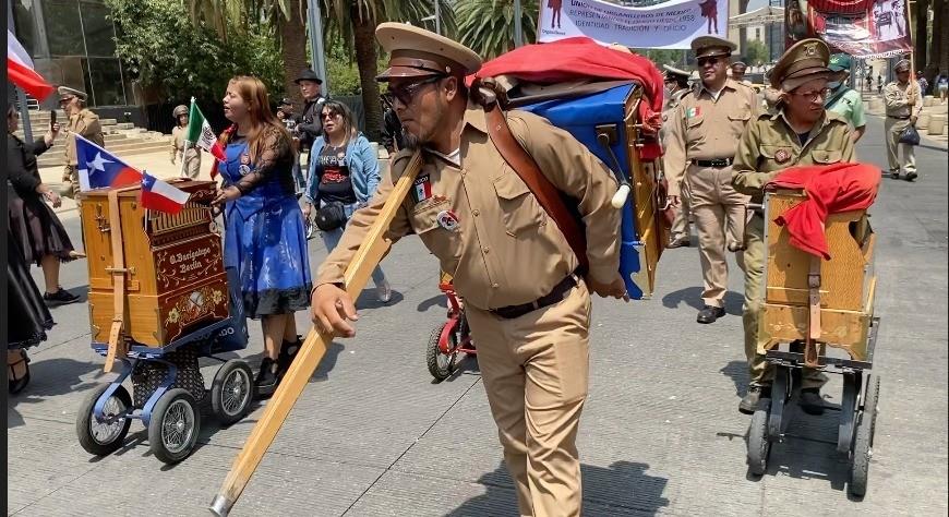 Primer desfile de organilleros realizado en la Ciudad de México. Foto. Iván Macías