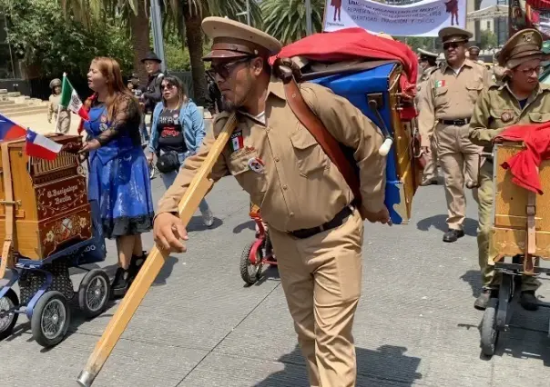 67 años dando vuelta a la manivela y don Octavio no se cansa de ser organillero