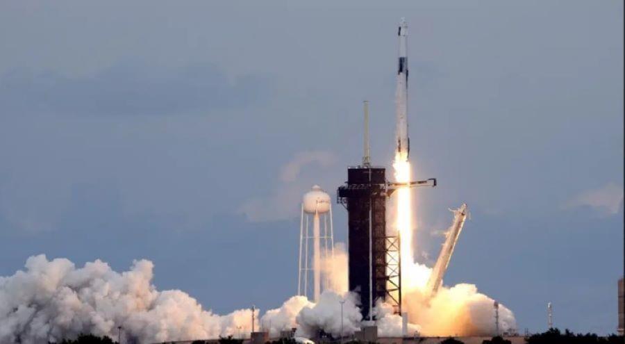 Un cohete Falcon 9 de SpaceX, con la cápsula Dragon y una tripulación de cuatro astronautas independientes, despega desde el Centro Espacial Kennedy en Cabo Cañaveral, Florida, el domingo 21 de mayo de 2023. (AP Foto/John Raoux)