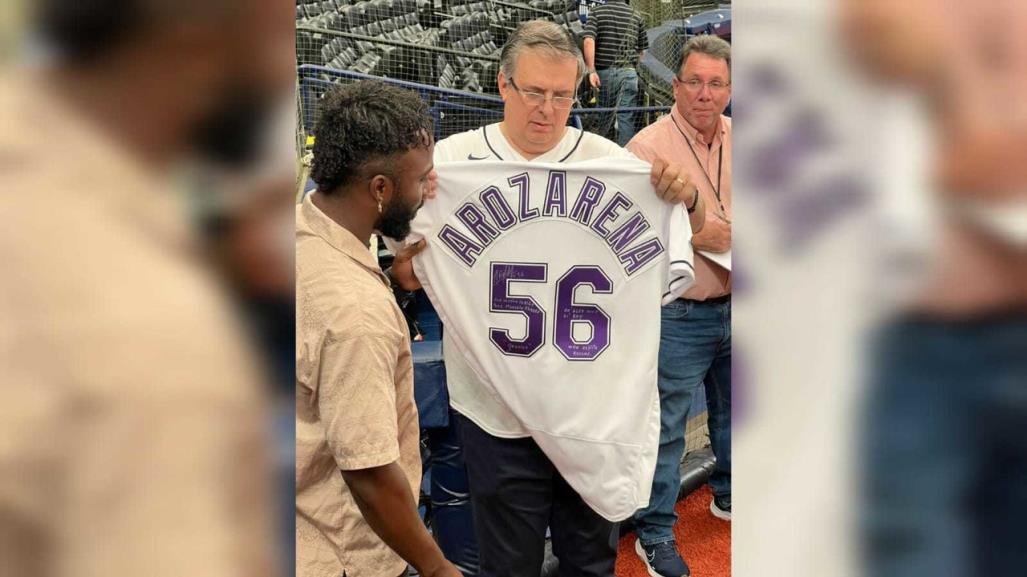 Marcelo Ebrard acompaña a pitcher Randy Arozamena en juego de beisbol