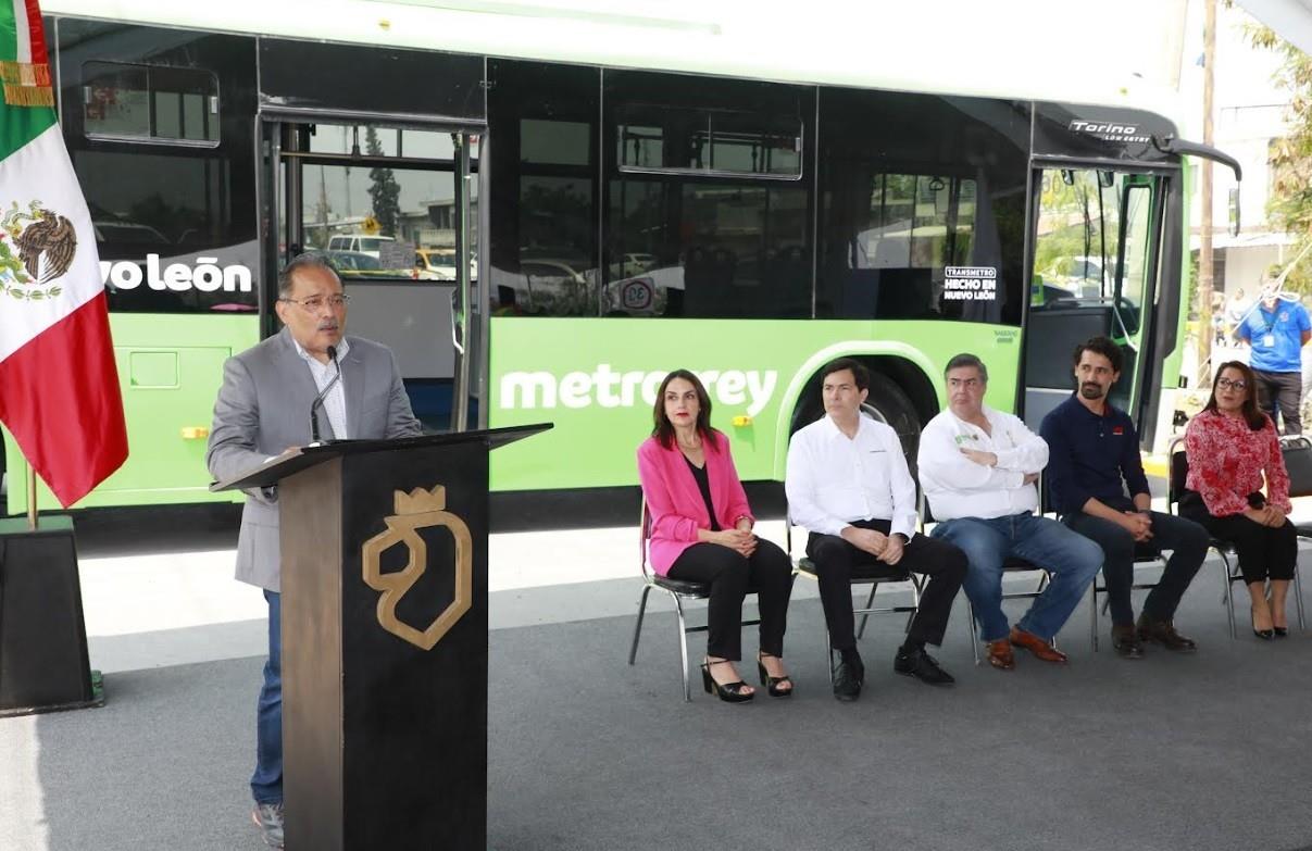 El alcalde de Escobedo, Andrés Mijes, arrancó las operaciones de las 2 nuevas líneas de Transmetro con las rutas Sendero-Casco-Pedregal y Universidad-Fomerrey 9. Foto: Gobierno de Escobedo