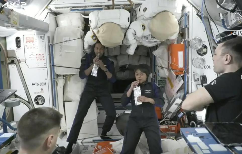 Los astronautas saudíes Ali al-Qarni (segundo de la izq) y Rayyanah Barnawi (segunda de la der) junto con dos cosmonautas en la Estación Espacial Internacional el 22 de mayo de 2023. Foto tomada de la NASA TV. (NASA TV via AP)