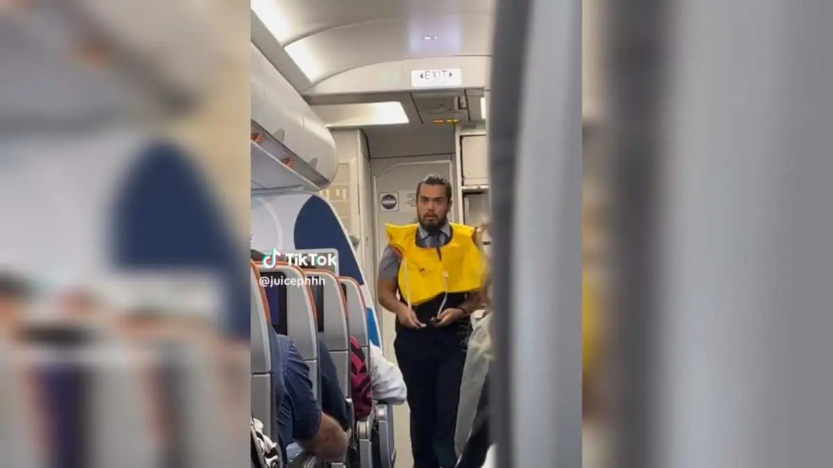 Un sobrecargo de JetBlue Airways se hace viral con su demostración de seguridad en TikTok. Foto: Captura de pantalla