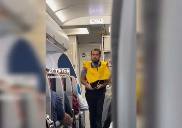 Explica sobrecargo medidas de seguridad en un avión y se hace viral en Tik Tok