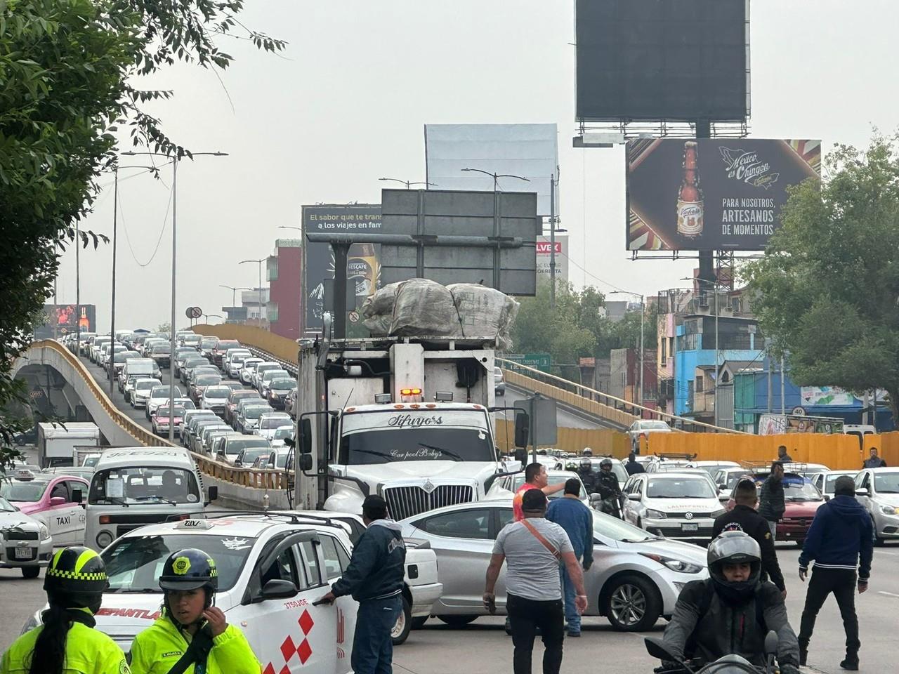 Taxistas generan caos vial en la Ciudad de México por aumento de tarifas. Foto: Ramón Ramírez