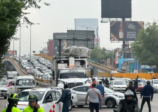 Taxistas generan caos vial en la Ciudad de México por aumento de tarifas