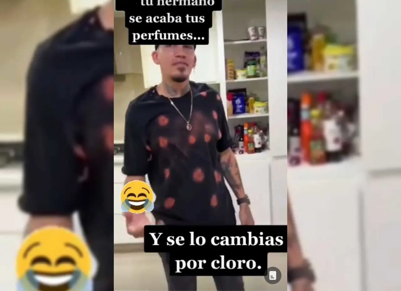 El joven, pensando que el bote tenía perfume, se puso con toda seguridad, su sorpresa fue cuando el cloro hizo efecto y dejó marcas sobre su playera negra. Foto: Tiktok.
