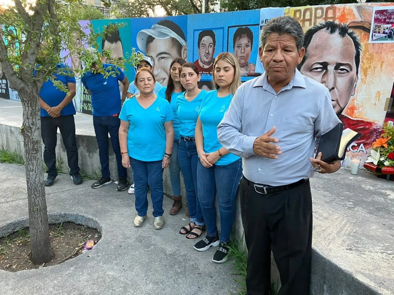 Durante la concentración se realizó una oración donde la familia Menchaca pidió por el regreso de José Antonio y señaló que desconocen si aún sigue con vida o no. Foto: Karla Omosigho.