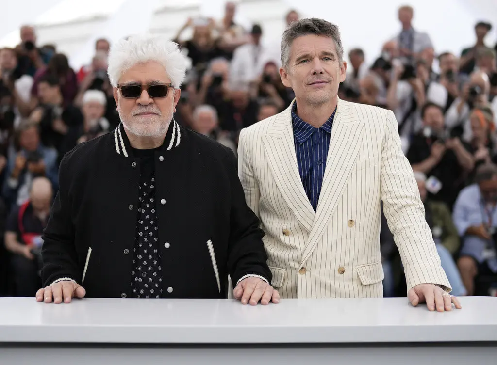 El director Pedro Almodóvar, izquierda, y Ethan Hawke posanen la sesión fotográfica de la película Extraña forma de vida en la 76a edición del festival internacional de cine de Cannes, en el sur de Francia, el miércoles 17 de mayo de 2023. (Foto Scott Ga