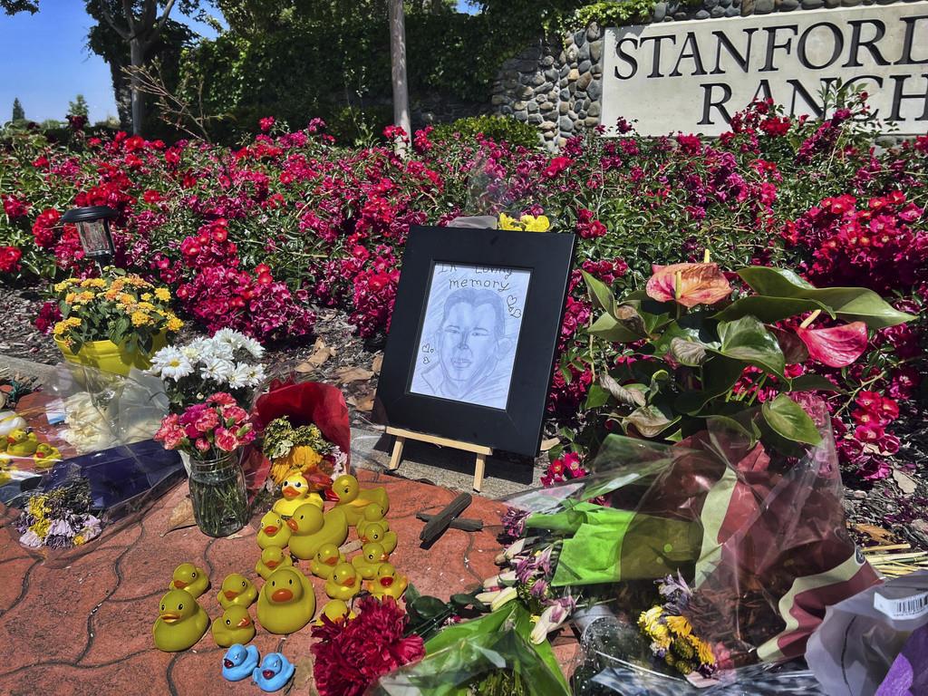 Un altar en honor a Casey Rivara, el hombre que murió atropellado el jueves pasado mientras ayudaba a una pata y sus crías a cruzar la calle, el martes 23 de mayo de 2023, en Stanford Ranch Plaza, en Rocklin, California. (AP Foto/Sophie Austin)