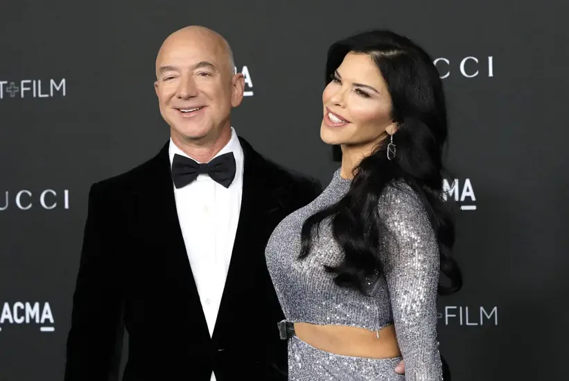 El fundador de Amazon, Jeff Bezos, y su novia, Lauren Sánchez, se han comprometido. Foto. EFE