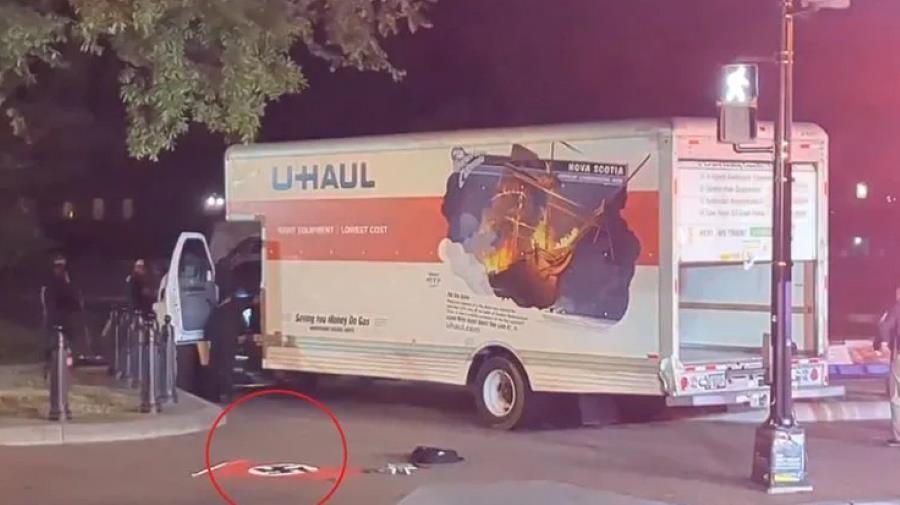 Una camioneta impactó contra una de las rejas del predio de la Casa Blanca, ubicado en la ciudad de Washington D.C. Foto. EFE