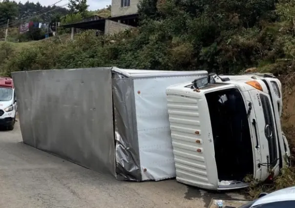 Volcadura de un trailer en la carretera Joquicingo - Malinalco deja dos heridos