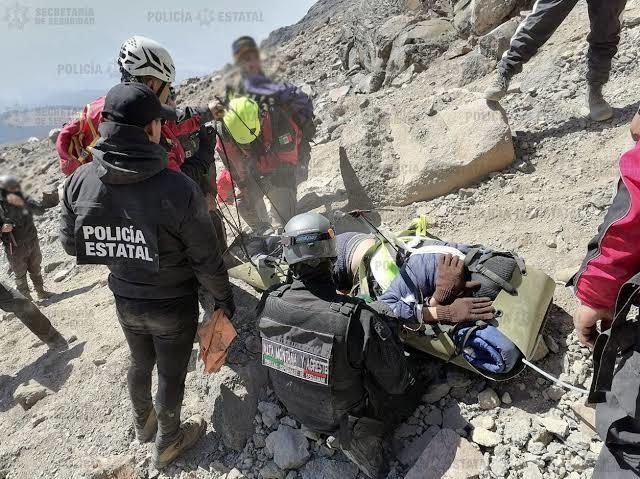 El hombre fue identificado como Ismael “N”, quien a pesar de la ceniza volcánica subió al volcán hasta el paraje Los Arenales en su auto Golf. Foto: Twitter @LaHoraMX