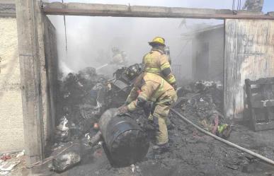 Impresionante incendio consume depósito de aceite automotriz