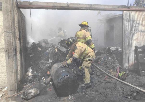 Impresionante incendio consume depósito de aceite automotriz