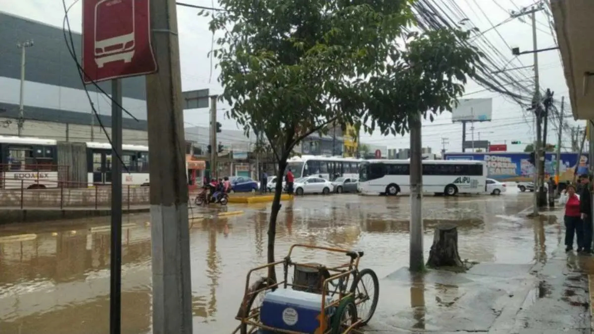 La lluvia que cayó en el Valle de México generó severos encharcamientos en Ecatepec, especialmente en la Vía Morelos, a la altura de Santa Clara Coatitla. Además, obligó a suspender la Línea 4 del Mexibús. Foto: Cortesía